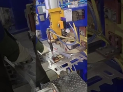 De niet genormaliseerde aangepaste machine van het vleklassen wordt gebruikt om de koude plaat B-Pijler in automobi te lassen